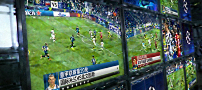 多屏幕显示意甲联赛与欧冠足球比赛实时直播画面
