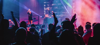 众多球迷在体育酒吧内热烈讨论足球比赛的欢乐场景